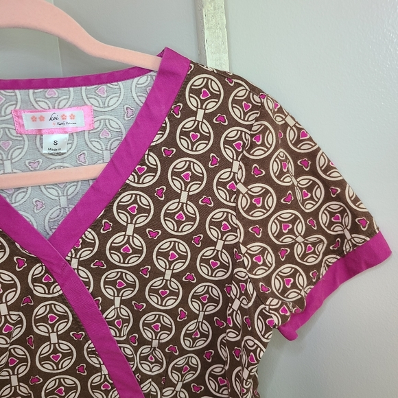 Koi♡Front tie v-neck heart butterfly scrub top - Picture 3 of 4